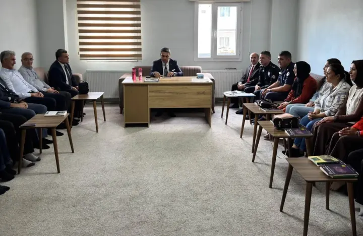 Pozantı Kaymakamı Muhammet Cengiz, Kurum Amirleri ve Veliler Kitap Okuma Etkinliğinde Buluştu
