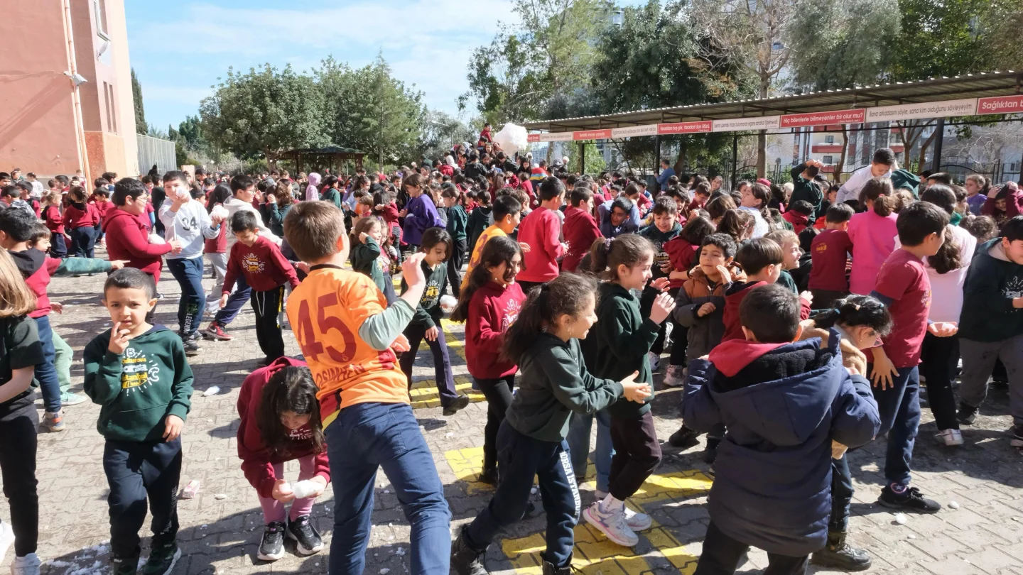 Adana’da Miniklere Kar Sürprizi