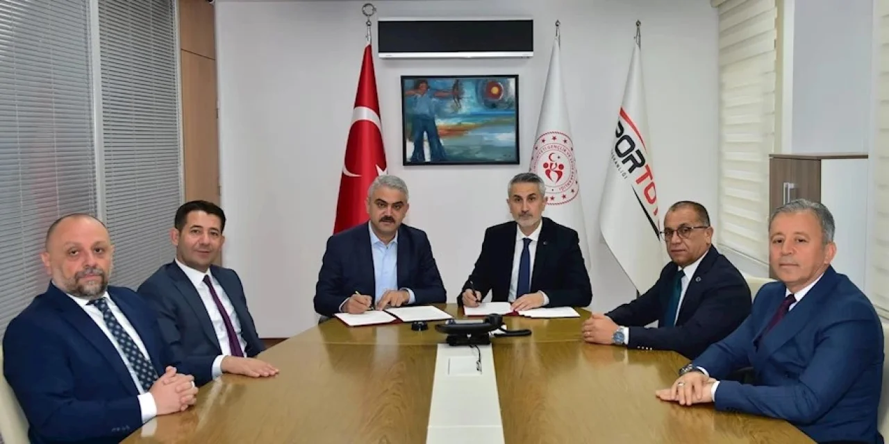 Pozantı’da Gençlik İçin Dev Adım: Yeni Merkez ve Halı Sahalar Geliyor