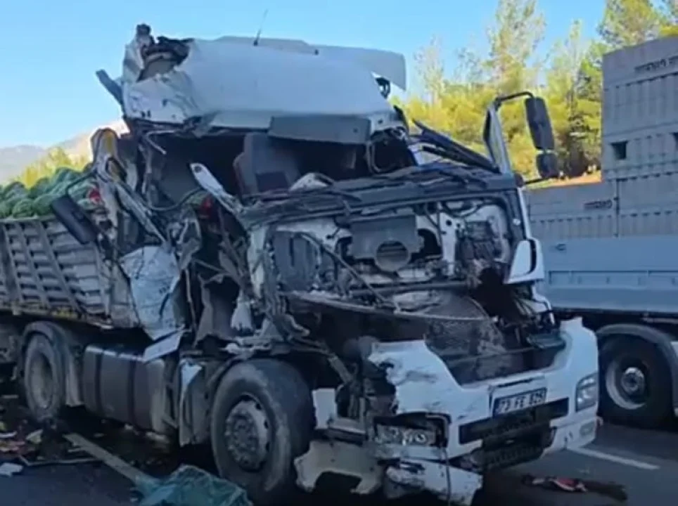Adana-Pozantı Otoyolunda Karpuz Yüklü Tır Kaza Yaptı: Yola Karpuzlar Saçıldı