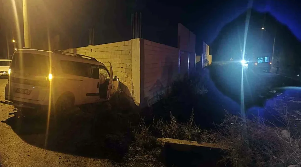 İki Hafif Ticari Araç Kafa Kafaya Çarpıştı