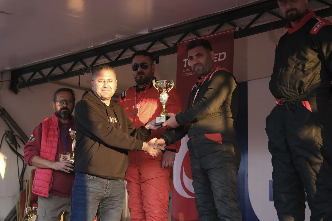 20 şehidimizi temsilen 20 araç yarıştı ve araçlar Türk Bayraklarıyla donatıldı