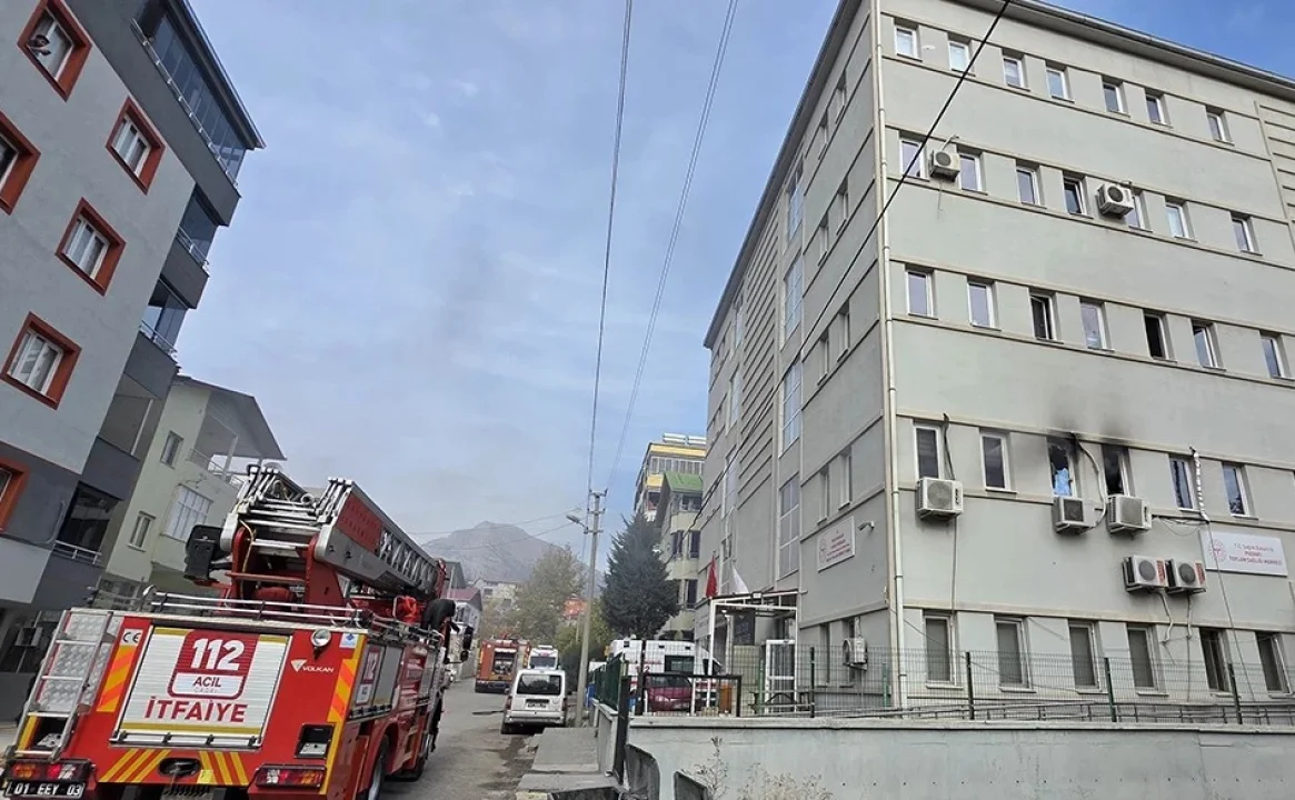 Pozantı ASM’de Yangın Paniği: Sağlık Çalışanı Pencerede Mahsur Kaldı