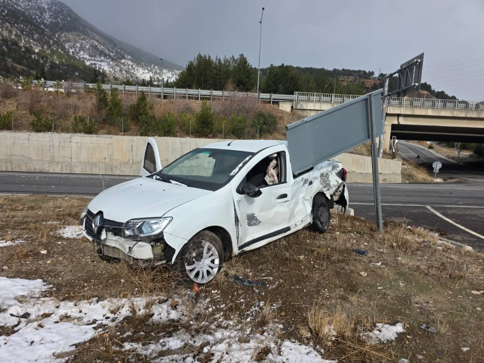 Pozantı’da Korkutan Kaza: Otomobil ile Tır Çarpıştı