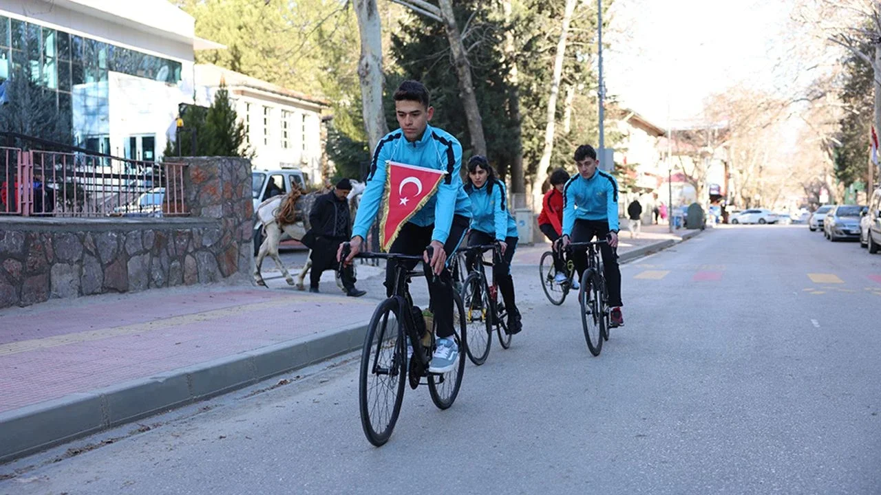 Türk Bayrağı Kurtuluş İçin Pedallarla Adana’ya Taşınıyor