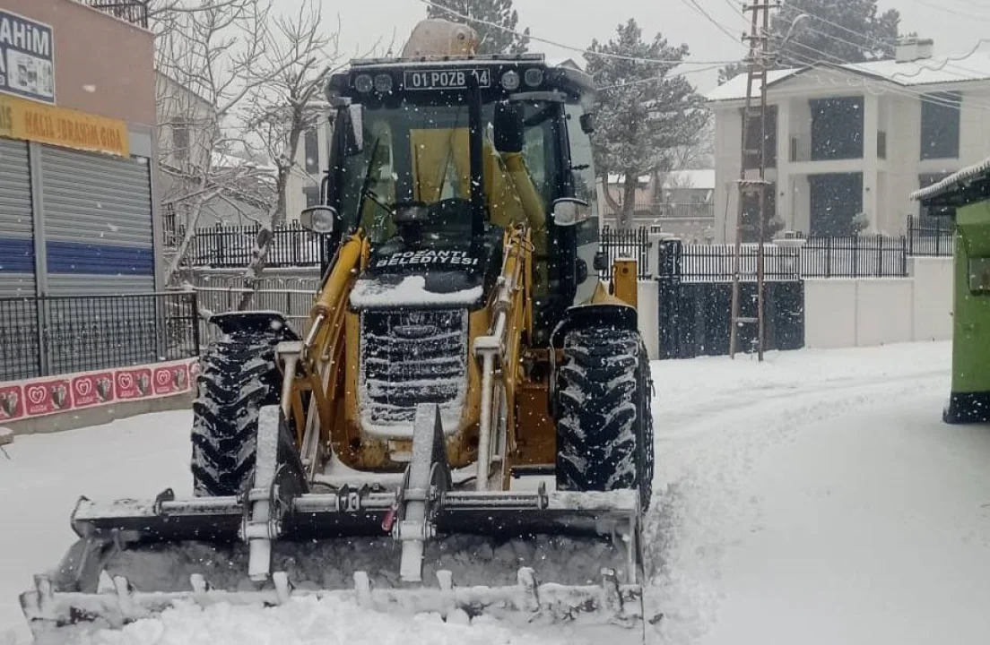 Gecenin Karanlığında Karla Mücadele Sürüyor