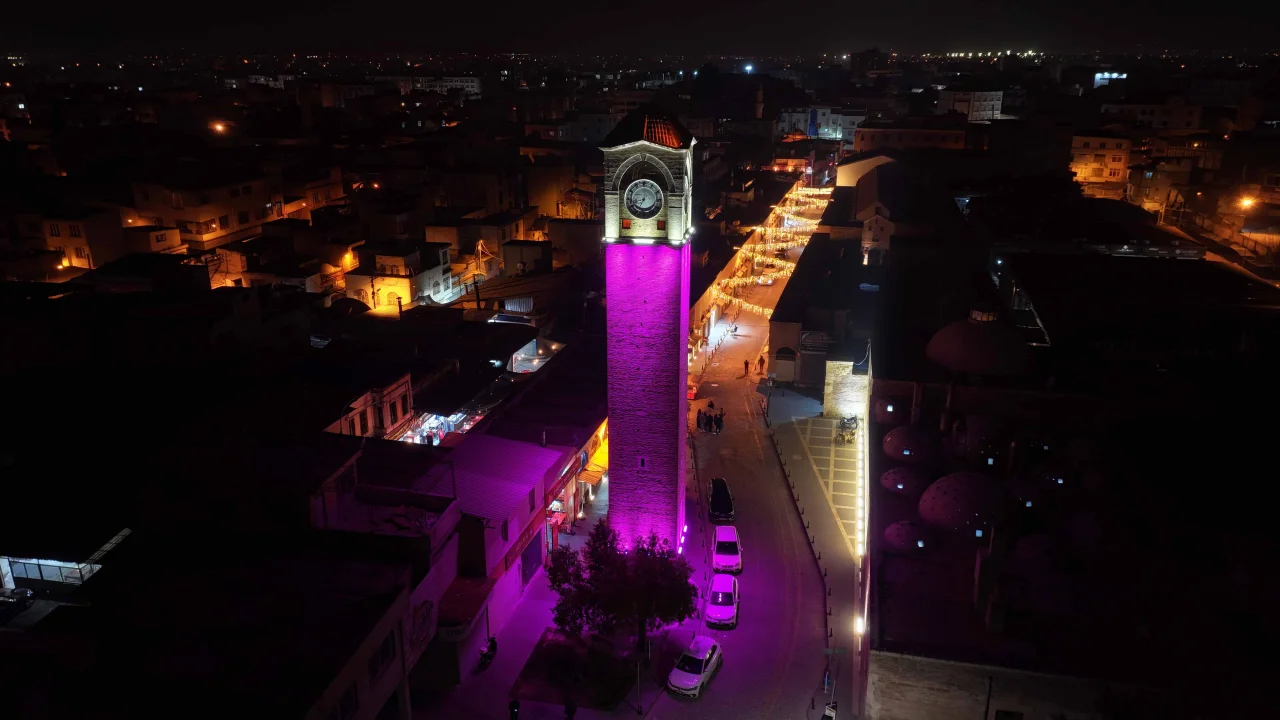 Adana Büyükşehir Belediyesi’nden Kadın Haklarına Destek: Şehir Mor Işıklarla Aydınlandı