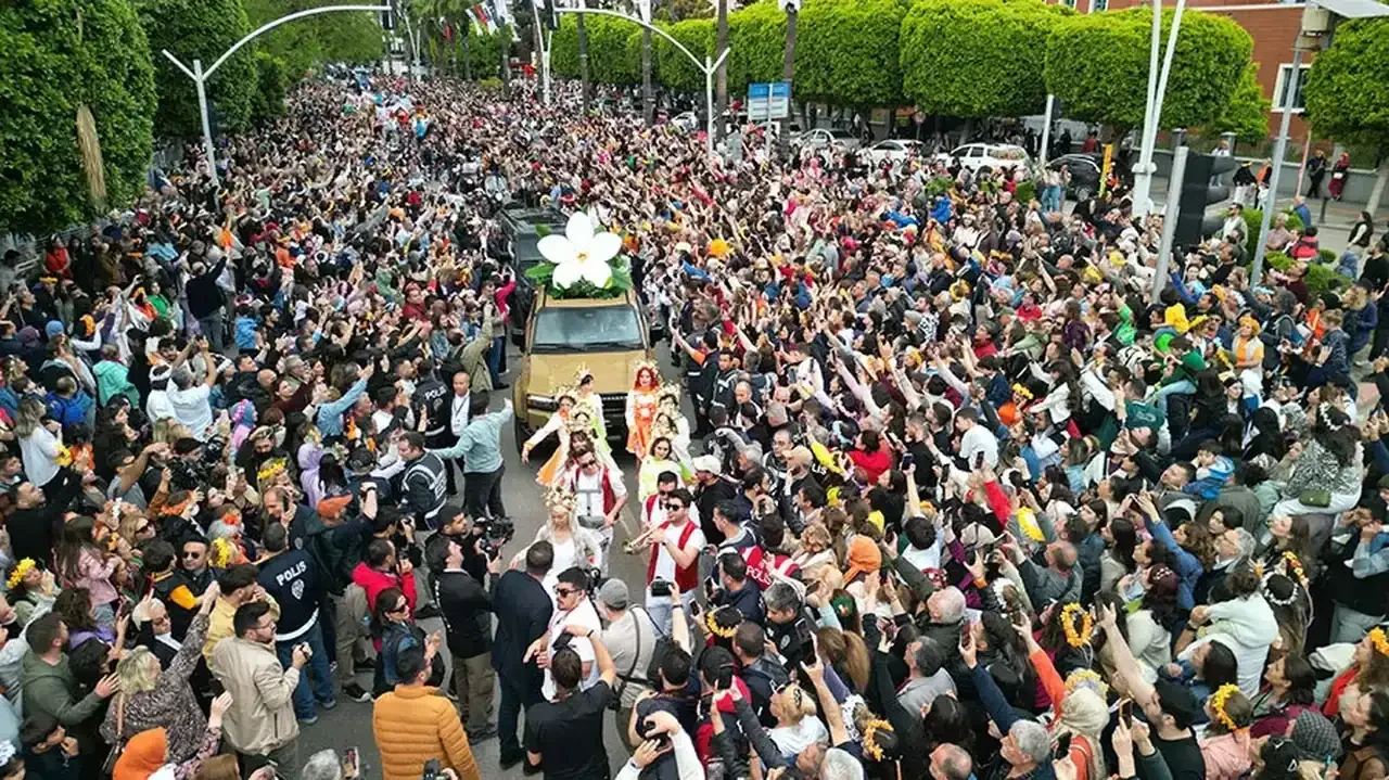 Karnaval Coşkusu Tüm Şehre Yayılıyor: Balkonlar ve Vitrinler Yarışacak!