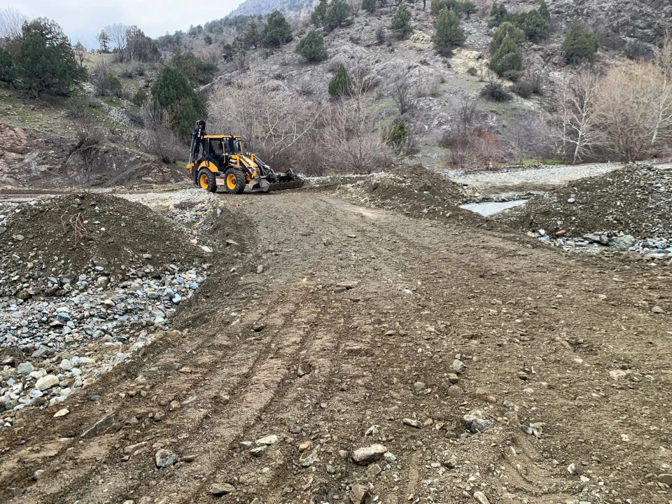 Akçatekir ve Ömerli’de Yol Seferberliği: Pozantı Belediyesi Selin İzlerini Siliyor