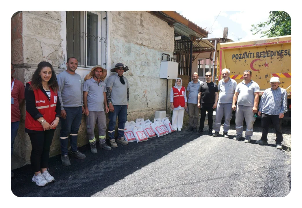 Pozantı Belediyesi ve Kızılay’dan Anlamlı Ortaklık: Emekçi Babalara Görev Başında Sürpriz Ziyaret!