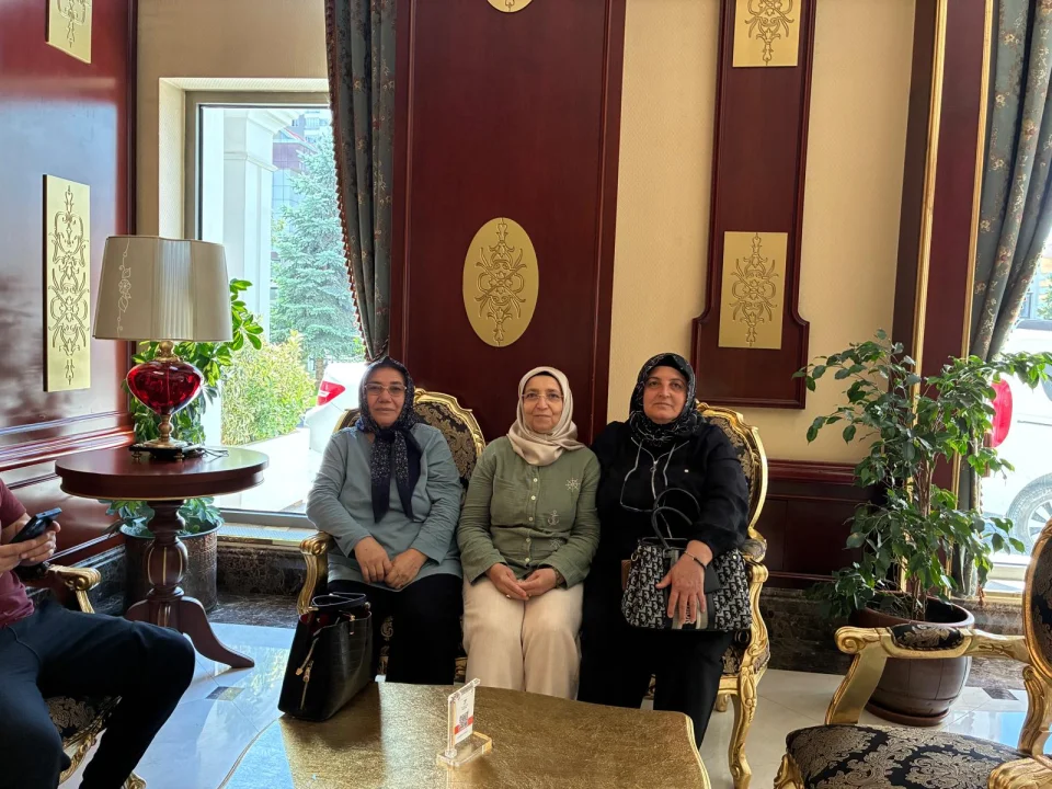 Sanatla Yaşama Dokunan Eller: Adanalı Şehit Annelerinin Ebru Sanatı TBMM Vitrininde