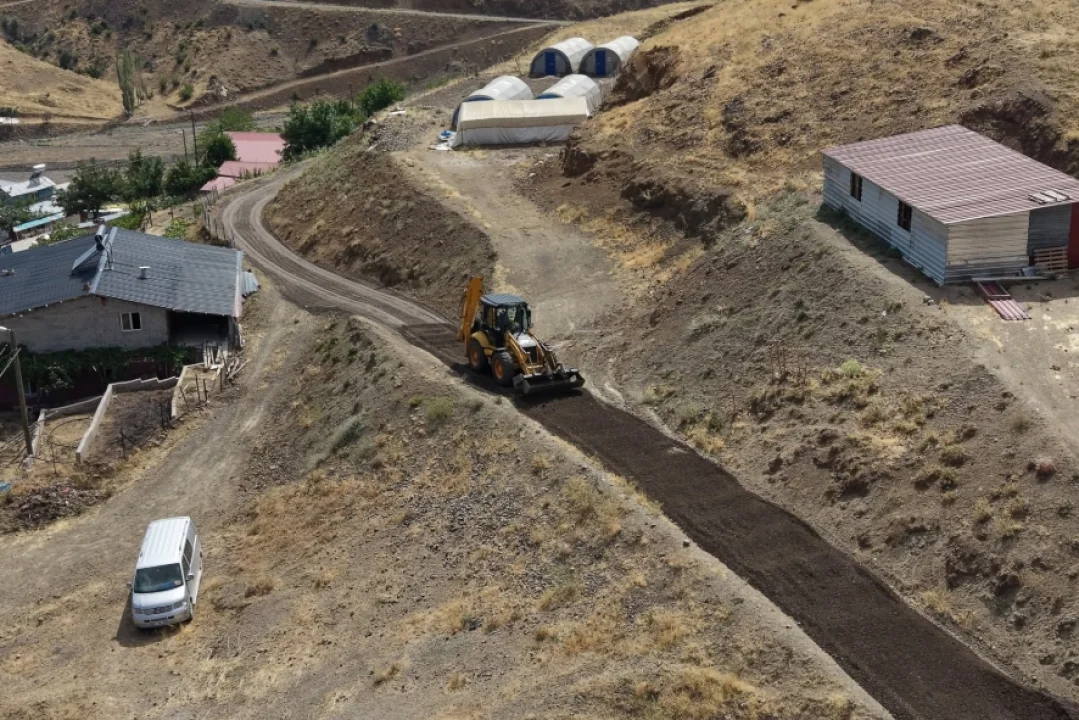 Pozantı Fen İşleri Ekipleri Dur Durak Bilmiyor: Yollar Daha Güvenli Ve Konforlu